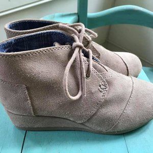 GIRLS SIZE 13.5 TOMS TAUPE WEDGE SUEDE BOOTIE